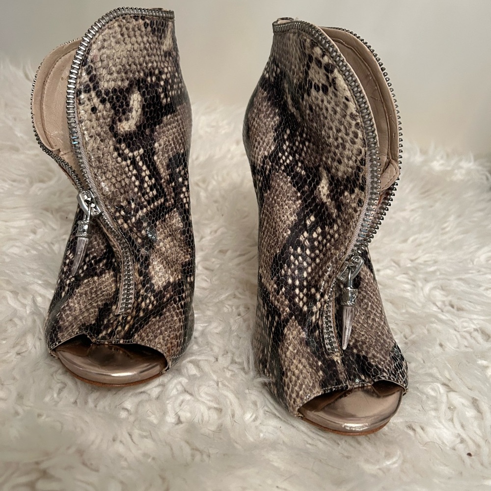 Sexy sassy bootie size 8